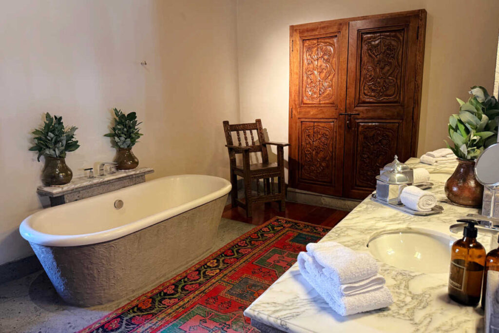 La Casona Inkaterra bathroom