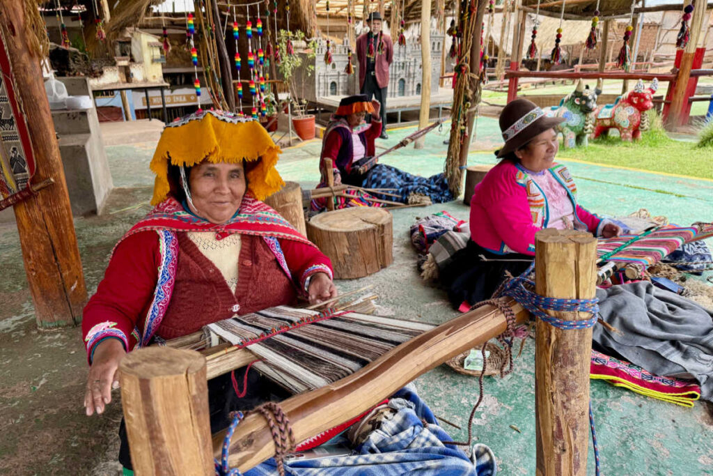 Manos de la Comunidad Weaving Peru