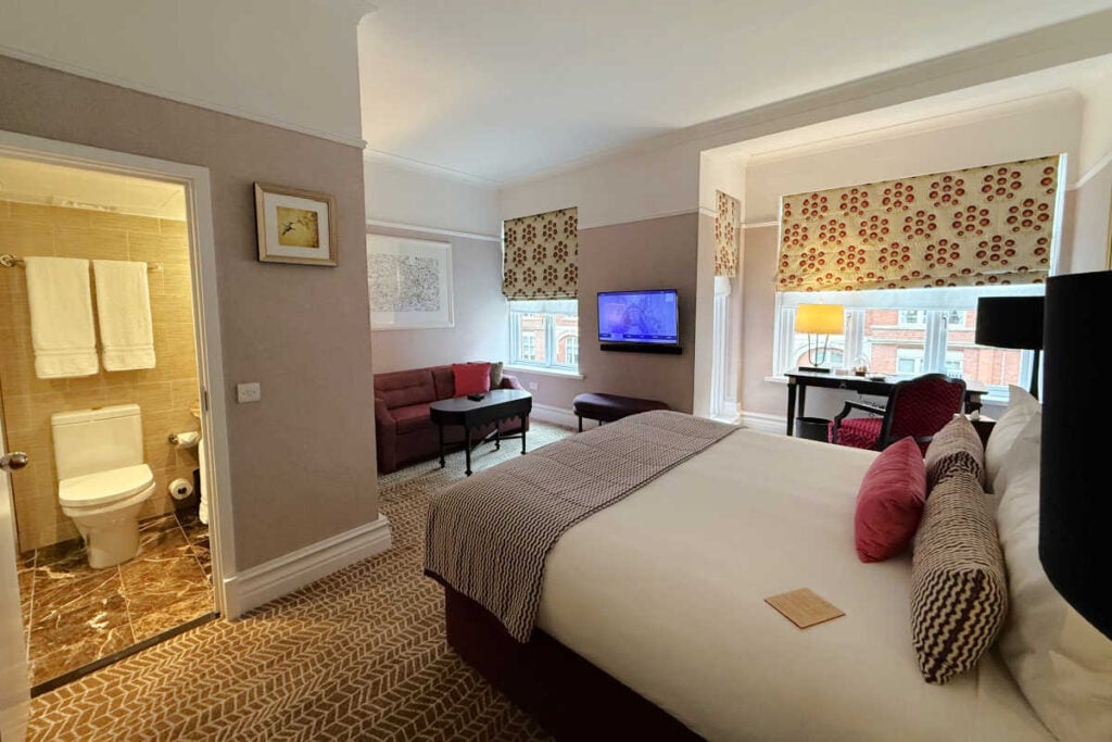 St. Ermins Hotel London room